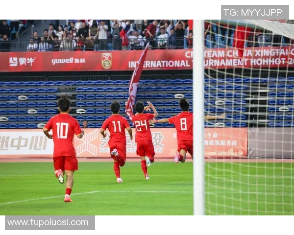 成都足球队团队协作引发热议球迷对战术配合与球员表现展开激烈讨论